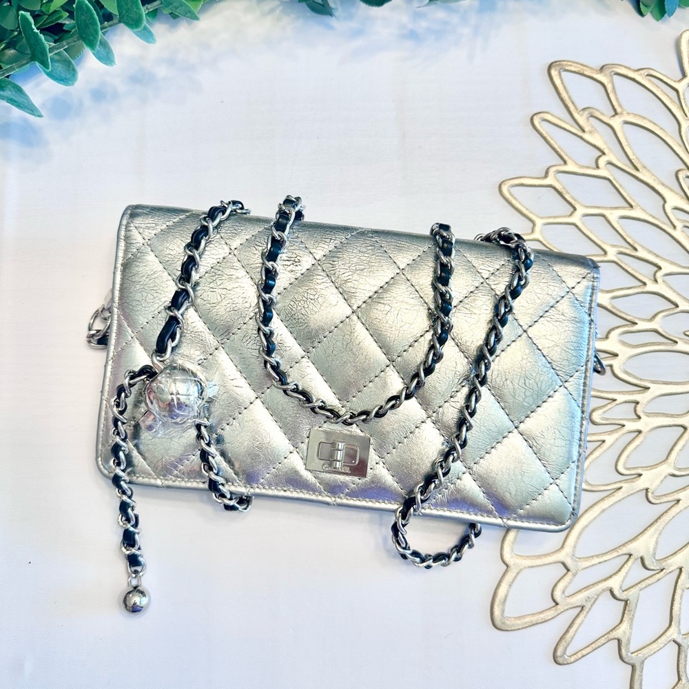 CHANEL Silver Bifold Wallet - Picture 4 of 12